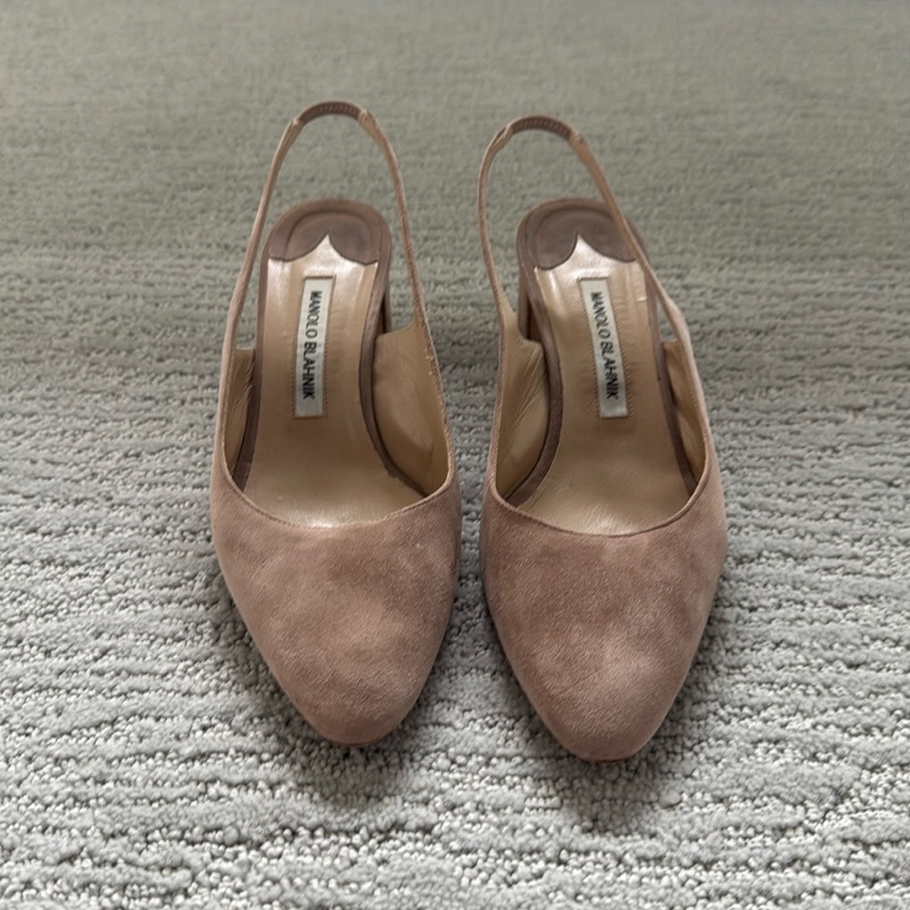Manolo Blahnik 50mm "Allurasa" pump in suede Taupe